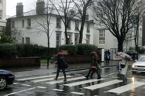 Der durch die Beatles berühmt gewordene Zebrastreifen vor den Abbey Road Studios in London