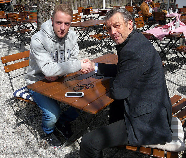 Es geht um dieses Bild, das Daniel Adlung in einem 1860-Pulli zeigt. Hier zusammen mit Sportdirektor Florian Hinterberger (r.).