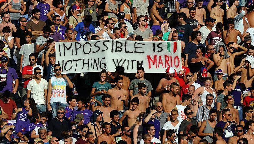 In Florenz wurde der Stürmer wie ein Heilsbringer empfangen. Auf dem Plakat steht "Nichts ist unmöglich mit Mario."