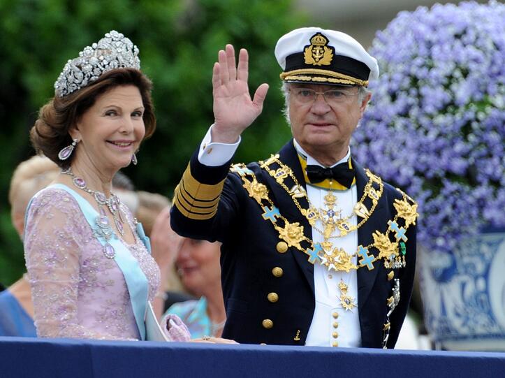 König und Königin bei der Hochzeit ihrer ältesten Tochter, Kronprinzessin Victoria mit Daniel Westling.