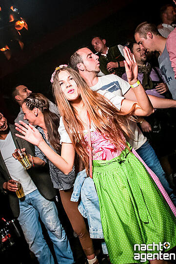 Wild, wilder, Wiesn. Im Jack Rabbit konnte man bei der "Wuidn Wiesn" nochmal richtig Gas geben. Mehr Bilder unter: http://www.nachtagenten.de/gallery/wuide-wiesn-2015.939504.html
