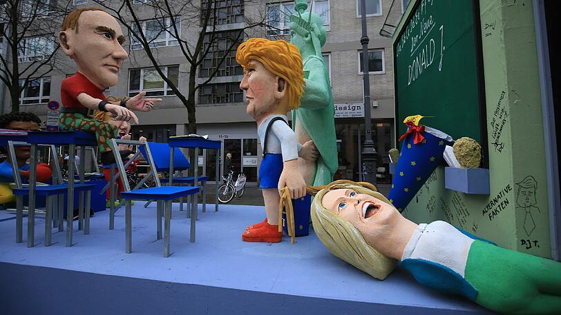In Köln zieht Donald Trump Hillary Clinton an den Haaren.