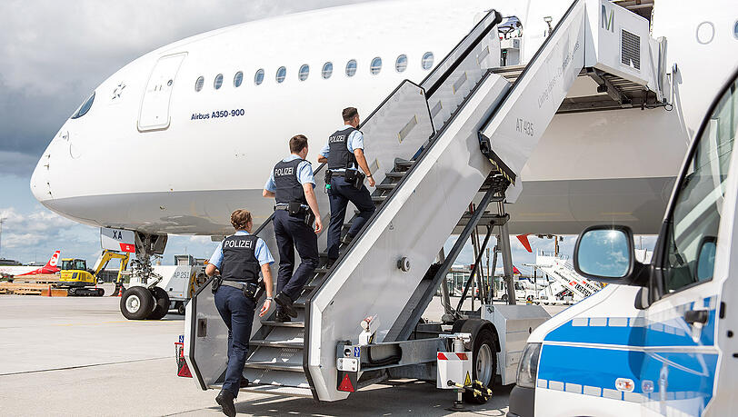 Beinahe täglich nimmt die Bundespolizei am Münchner Flughafen mit Haftbefehl gesuchte Personen fest. Das ein oder andere Mal holen die Beamten ihre Kundschaft auch direkt am Flugzeug ab. Beinahe täglich nimmt die Bundespolizei am Münchner Flughafen mit Haftbefehl gesuchte Personen fest. Das ein oder andere Mal holen die Beamten ihre Kundschaft auch direkt am Flugzeug ab.