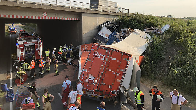 Der Lastwagen wurde komplett zerstört, der Fahrer mit schweren Verletzungen ins Krankenhaus gebracht. Die Bilder vom Unfallort.