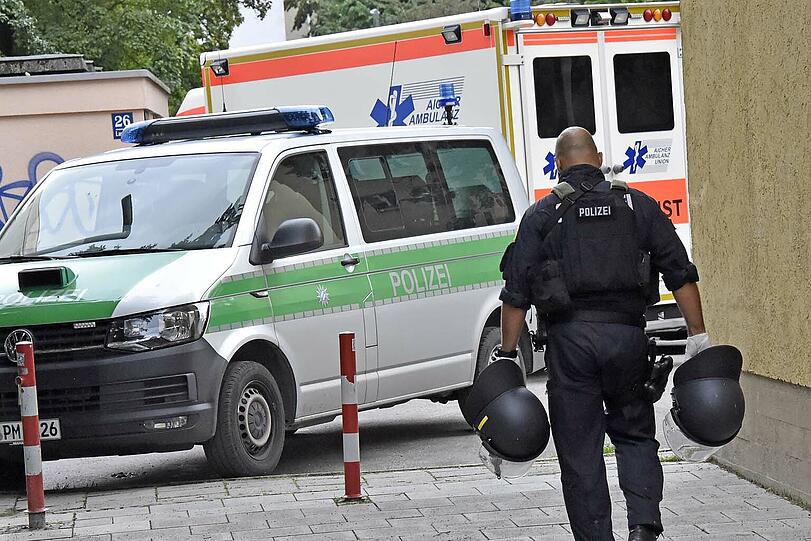Einsatz für die Polizei am Montag: Beamte holten einen Mann aus seiner Wohnung.