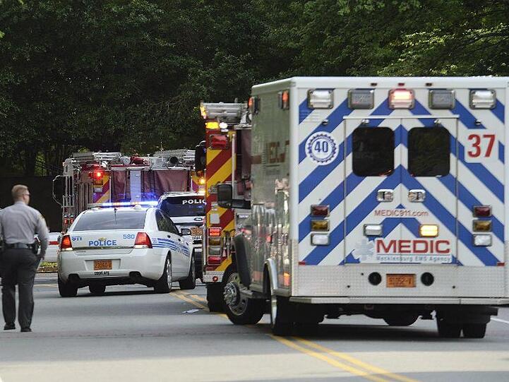 Polizei- und Rettungsfahrzeuge stehen auf einer Straße vor einer Universität. Nach Schüssen an einer Universität im US-Bundesstaat North Carolina sind zwei Menschen gestorben.