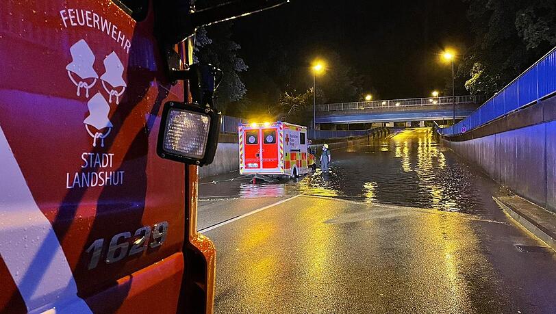 In der Unterführung am Rennweg bleibt ein Rettungswagen stecken. Die Feuerwehr muss ihn anschließend herausziehen.