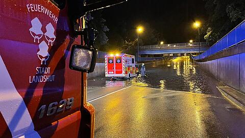 In der Unterführung am Rennweg bleibt ein Rettungswagen stecken. Die Feuerwehr muss ihn anschließend herausziehen.