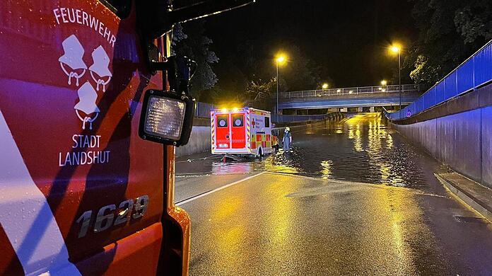 In der Unterführung am Rennweg bleibt ein Rettungswagen stecken. Die Feuerwehr muss ihn anschließend herausziehen.
