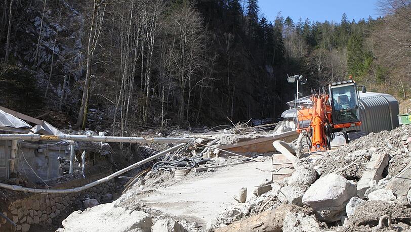 Immer noch sind schwere Schäden zu sehen nach der Zerstörung der Bobbahn am Königssee.