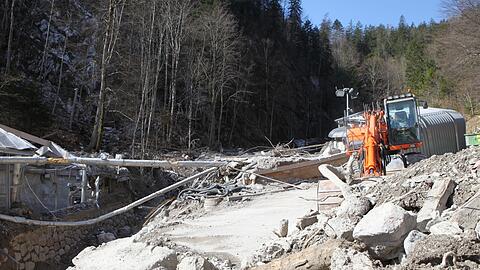 Immer noch sind schwere Schäden zu sehen nach der Zerstörung der Bobbahn am Königssee.