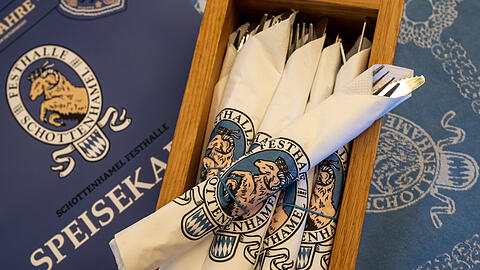 Das Besteck in den Wiesn-Zelten wird in eine Serviette eingerollt. Das übernimmt für die meisten Zelte ein Unternehmen mit Sitz in Passau.