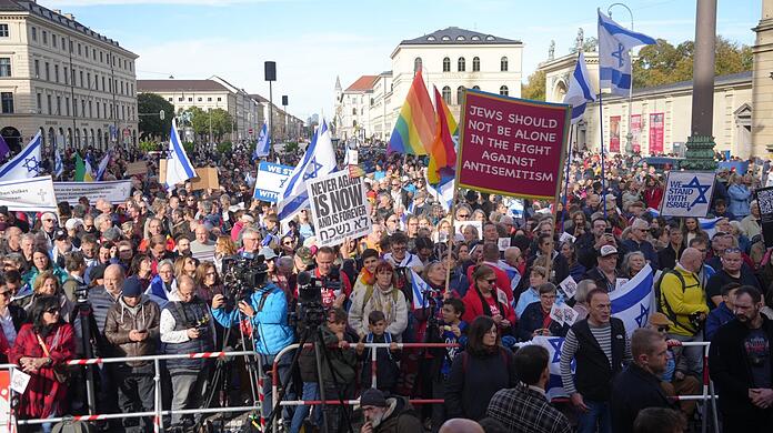 Tausende kommen am Sonntag vor der Feldherrnhalle zusammen, um ihre Solidarität mit Israel zu zeigen.