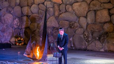 Der neue Außenminister Johann Wadephul (CDU) in der Holocaust-Gedenkstätte Yad Vashem in Jerusalem. Er betont bei seinem Besuch: Die neue schwarz-rote Regierung stehe dazu, dass Israels Sicherheit zur deutschen Staatsraison gehört.