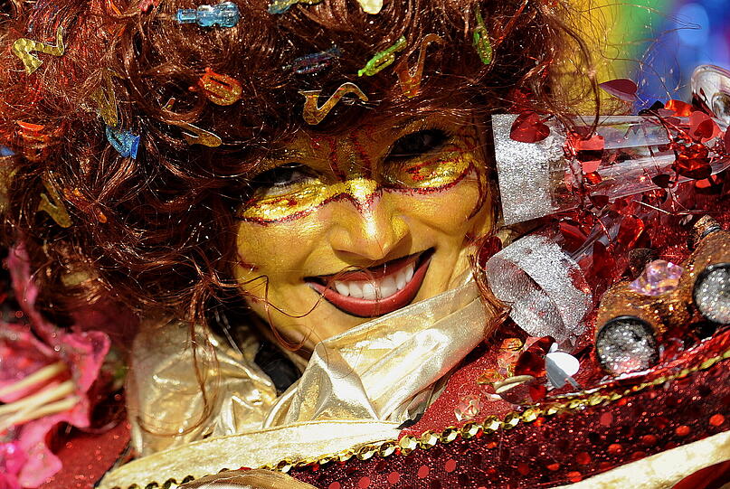 Zahlreiche Samba-Gruppen aus ganz Deutschland nehmen unter dem Motto "Carneval Theatral" am Bremer Straßenkarneval teil.