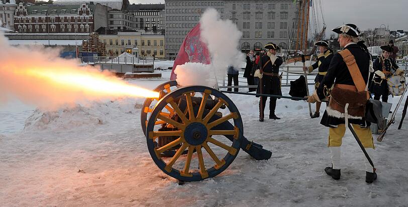 Auch in Finnlands Hauptstadt Helsinki schießt eine finnische Rollenspiel-Gruppe zur Feier des Tages eine Kanone ab.