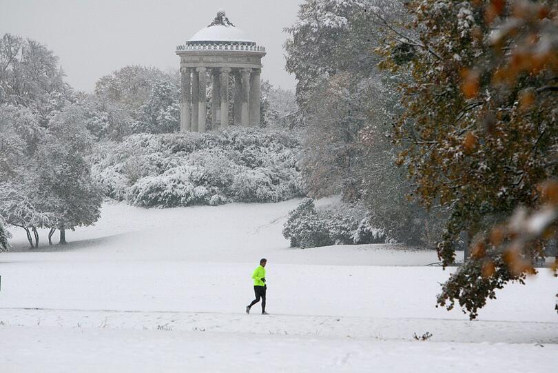 Wintereinbruch Ende Oktober. In München liegt der erste Schnee. Bilder vom Hofgarten und aus dem Englischen Garten.