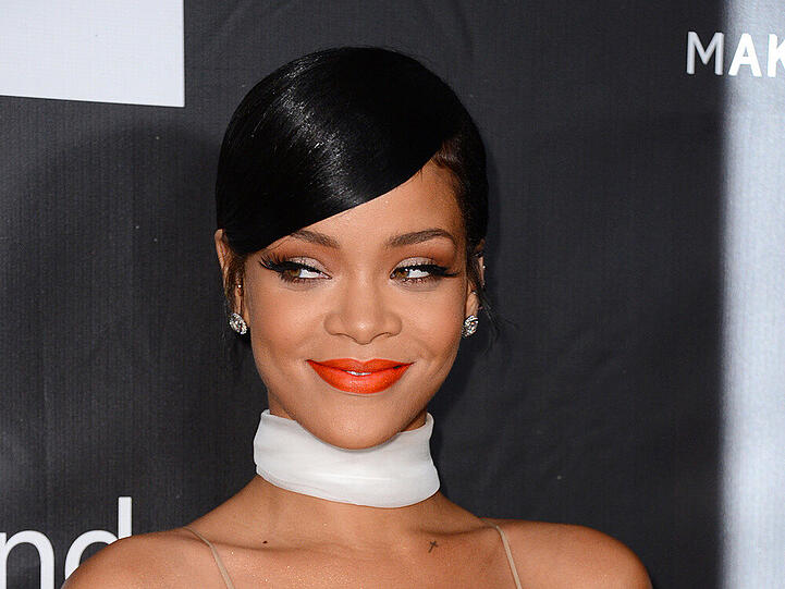 Stilikone Rihanna präsentiert den Orange-Trend einwandfrei