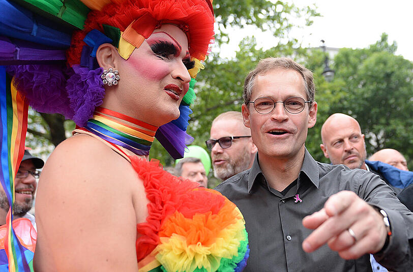 Berlins Regierender Bürgermeister Michael Müller (SPD) mit einem Aktivisten.