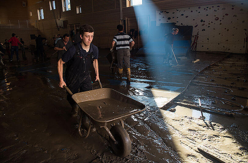 Aufräumen nach dem Hochwasser: Nasser Müll, Schlamm und Wasser soweit das Auge reicht. Die Bilder aus Simbach am Inn, Triftern und weiteren Gemeinden.