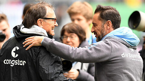 Kleines Späßchen am Rande von Pauli-Trainer Ewald Lienen auf Kosten von 1860-Coach Vitor Pereira: Der Ex-Löwe versuchte sich nach Spielende während der Pressekonferenz als Übersetzer.