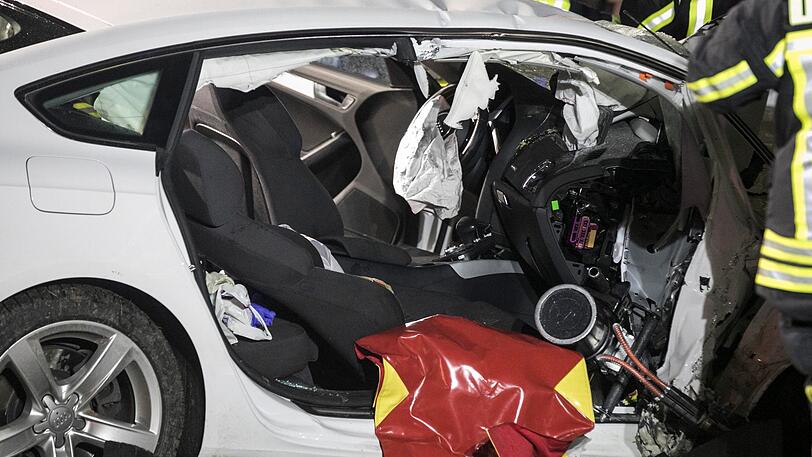 Bei einem Überholmanöver mit überhöhter Geschwindigkeit kam in Traunstein ein Audi A5 von der Straße ab und krachte frontal gegen einen Baum.