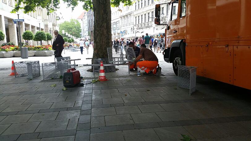 Frische Sitzgelegenheiten in der Fußgängerzone: Am Dienstagvormittag haben Mitarbeiter der Stadt in der Neuhauser Straße neue Bänke angebracht.