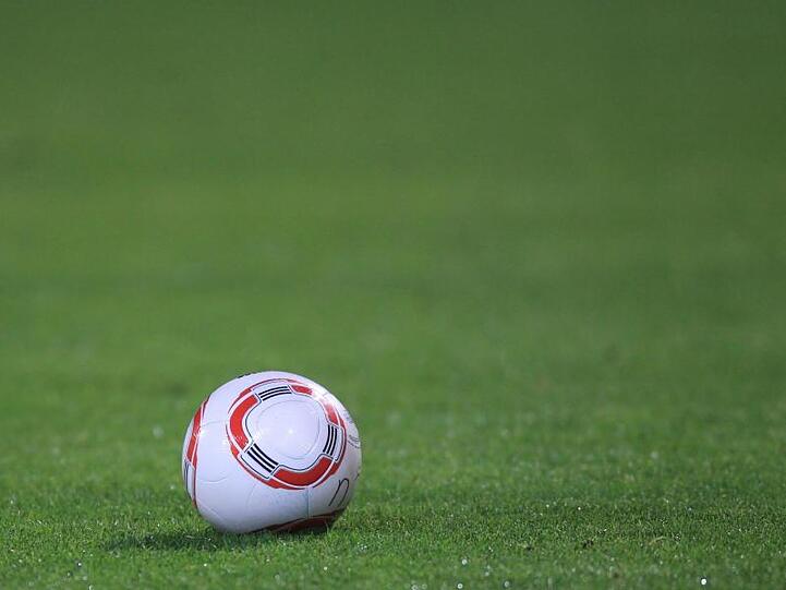 Ein Fussball liegt auf dem Rasen. Foto: picture alliance / dpa / Archivbild