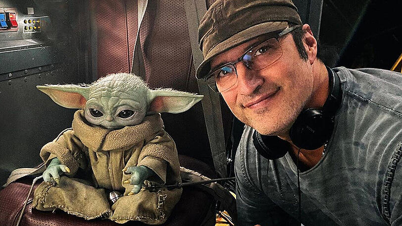 Robert Rodriguez und Baby Yoda alias "Das Kind" bei der Arbeit an "The Mandalorian"