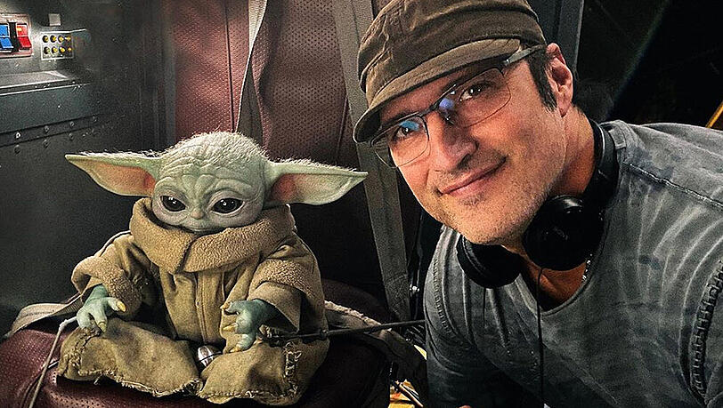 Robert Rodriguez und Baby Yoda alias "Das Kind" bei der Arbeit an "The Mandalorian" Robert Rodriguez und Baby Yoda alias "Das Kind" bei der Arbeit an "The Mandalorian"