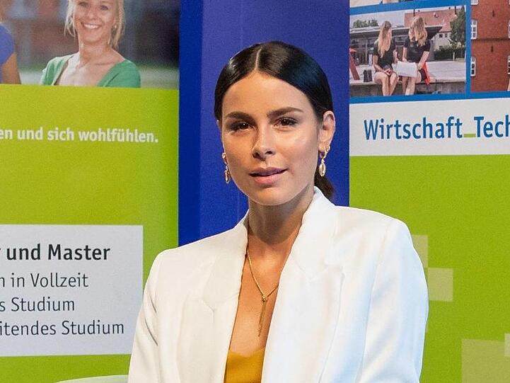 Lena Meyer-Landrut ist in Ansbach wegen ihres Einsatzes im Kampf gegen Cyber-Mobbing ausgezeichnet worden.