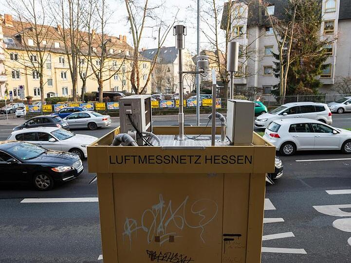 Autos fahren an einer Luftmessstation in Wiesbaden vorbei.