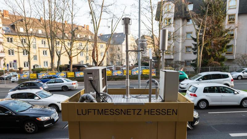Autos fahren an einer Luftmessstation in Wiesbaden vorbei. Autos fahren an einer Luftmessstation in Wiesbaden vorbei.