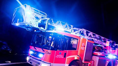 Ein Einsatzwagen der Feuerwehr trifft an der Unfallstelle ein.