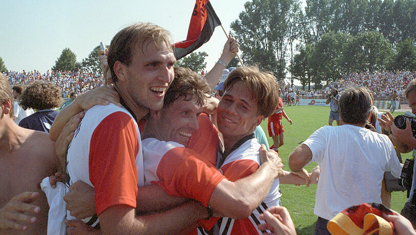 4. August 1990: Die Spieler des FV 09 Weinheim bejubeln ihren 1:0-Sensationssieg  in der 1. Pokalrunde gegen den FC Bayern München.