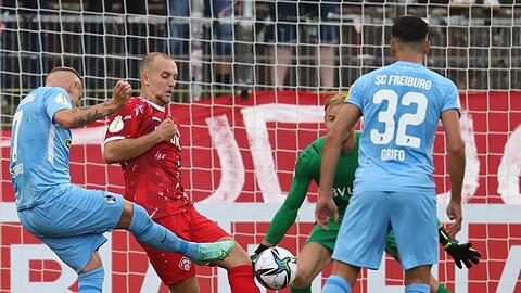Jonathan Schmid (l) vom SC Freiburg schießt den Ball ins Tor zum Treffer zum 0:1.