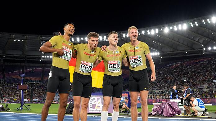 Emil Agyekum, Jean Paul Bredau, Marc Koch und Manuel Sanders (l-r) jubeln nach dem Gewinn der Bronzemedaille.