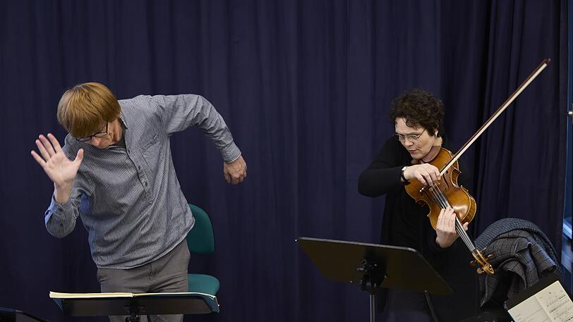 Enno Poppe mit Tabea Zimmermann bei einer Probe.