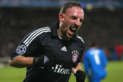 Das Spiel in Lyon war sein letztes im Jahr 2008: Bayern-Star Franck Ribéry zwickt es in der Schulter.
