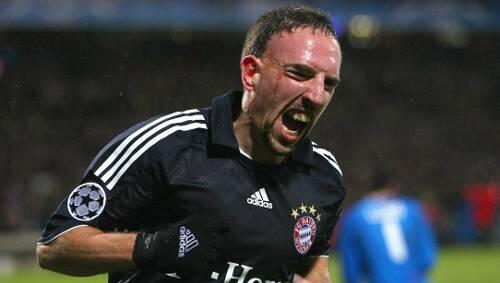 Das Spiel in Lyon war sein letztes im Jahr 2008: Bayern-Star Franck Ribéry zwickt es in der Schulter. Das Spiel in Lyon war sein letztes im Jahr 2008: Bayern-Star Franck Ribéry zwickt es in der Schulter.