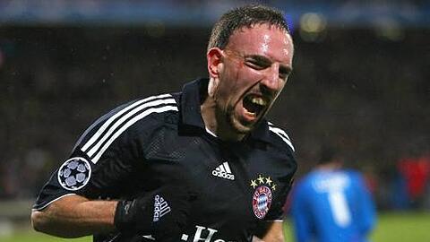 Das Spiel in Lyon war sein letztes im Jahr 2008: Bayern-Star Franck Ribéry zwickt es in der Schulter.