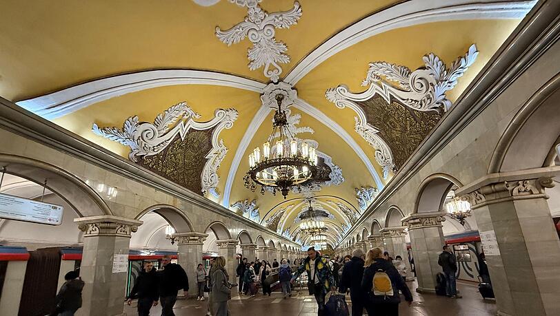 Moskaus Metro feiert in diesem Jahr ihr 90-jähriges Bestehen - die Station Komsomolskaja ist besonders prachtvoll.