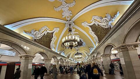 Moskaus Metro feiert in diesem Jahr ihr 90-jähriges Bestehen - die Station Komsomolskaja ist besonders prachtvoll.