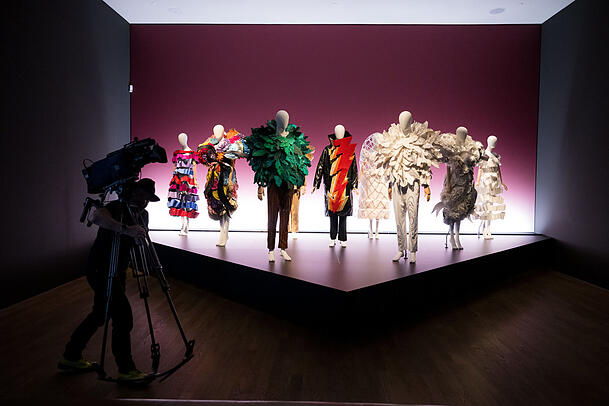 Kostüme der Oper "Der Freischütz" in der Ausstellung "Viktor & Rolf. Fashion Statements" ausgestellt. Die Kunsthalle München zeigte die erste große Retrospektive des niederländischen Designerduos Viktor&Rolf in Deutschland. Kostüme der Oper "Der Freischütz" in der Ausstellung "Viktor & Rolf. Fashion Statements" ausgestellt. Die Kunsthalle München zeigte die erste große Retrospektive des niederländischen Designerduos Viktor&Rolf in Deutschland.