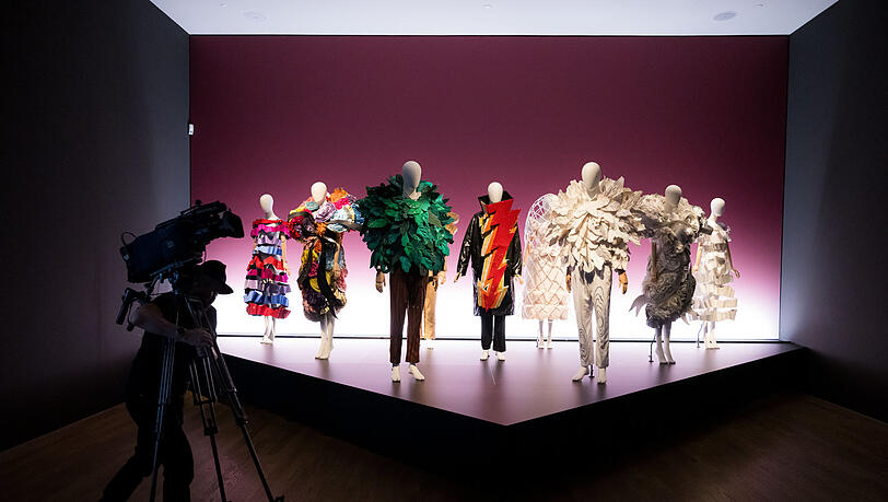 Kostüme der Oper "Der Freischütz" in der Ausstellung "Viktor & Rolf. Fashion Statements" ausgestellt. Die Kunsthalle München zeigte die erste große Retrospektive des niederländischen Designerduos Viktor&Rolf in Deutschland. Kostüme der Oper "Der Freischütz" in der Ausstellung "Viktor & Rolf. Fashion Statements" ausgestellt. Die Kunsthalle München zeigte die erste große Retrospektive des niederländischen Designerduos Viktor&Rolf in Deutschland.