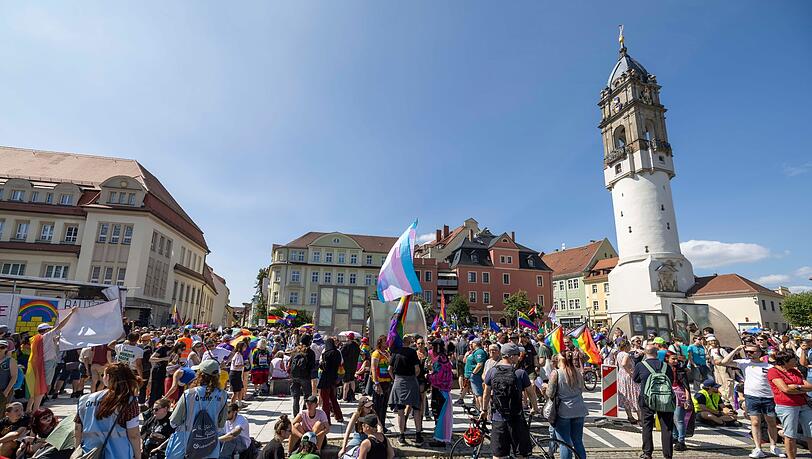 Beim Christopher Street Day in Bautzen wurde unter dem Motto „Die Würde des Menschen ist unantastbar“ gefeiert. Beim Christopher Street Day in Bautzen wurde unter dem Motto „Die Würde des Menschen ist unantastbar“ gefeiert.