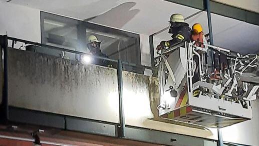Feuerwehrleute können den Brand in der Küche in einem Mietshaus im Stiftsbogen in Hadern schnell löschen.