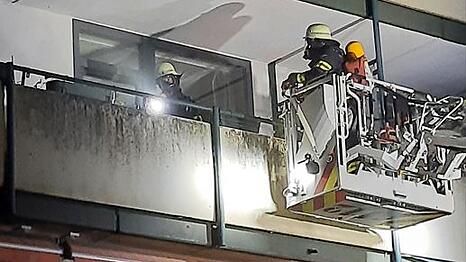 Feuerwehrleute können den Brand in der Küche in einem Mietshaus im Stiftsbogen in Hadern schnell löschen.