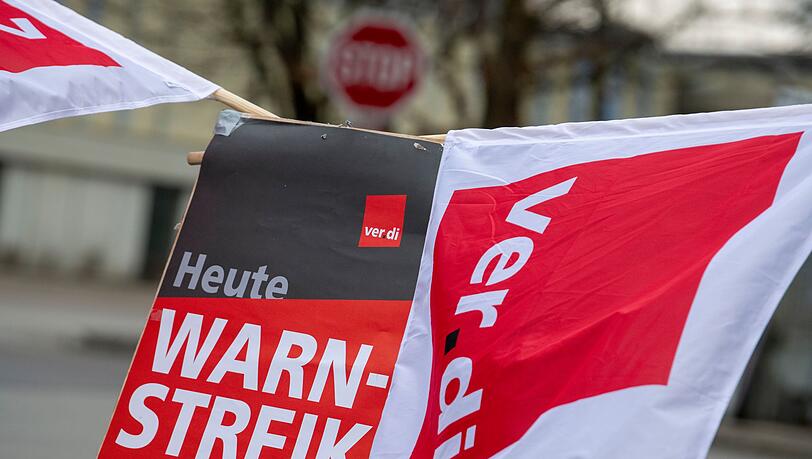 Busse, Stra&szlig;en- und U-Bahnen bleiben am Freitag und Samstag in vielen bayerischen St&auml;dten stehen. (Archivbild)