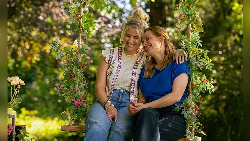 Beatrice Egli (l.) in ihrer Rolle als C&eacute;line Huber, die ihre gute Freundin Lilli Lamminger (Pina K&uuml;hr) &uuml;berraschend besucht.